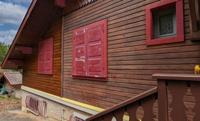 Entretien en lasure d'un bardage en bois sur une maison à Saint-Baldolph