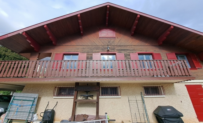 Rénovation des boiseries d'un chalet en peinture et lasure sur Saint-Baldolph 