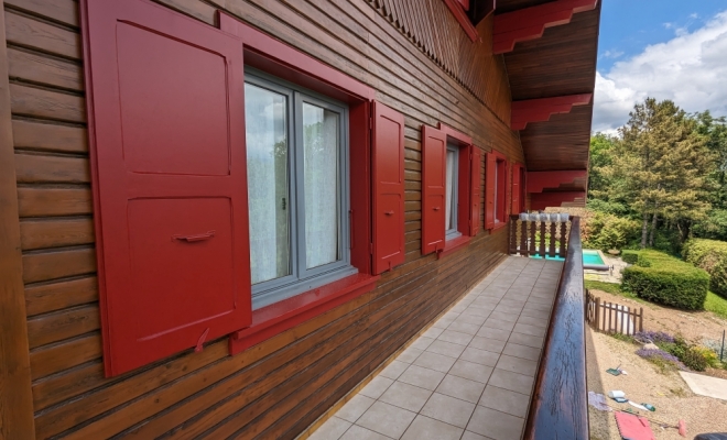 Rénovation des boiseries d'un chalet en peinture et lasure sur Saint-Baldolph 