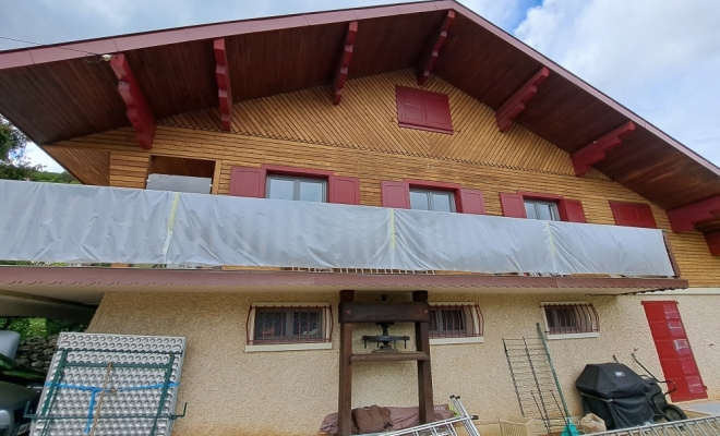 Rénovation des boiseries d'un chalet en peinture et lasure sur Saint-Baldolph 