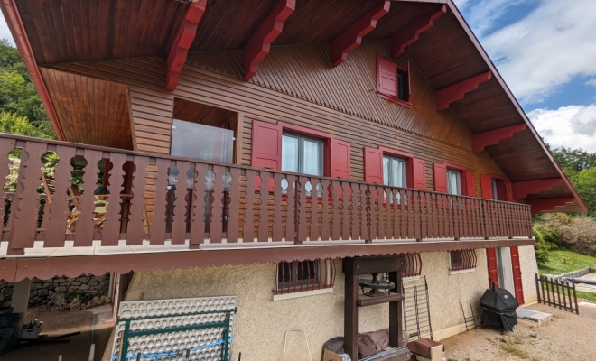 Rénovation des boiseries d'un chalet en peinture et lasure sur Saint-Baldolph 