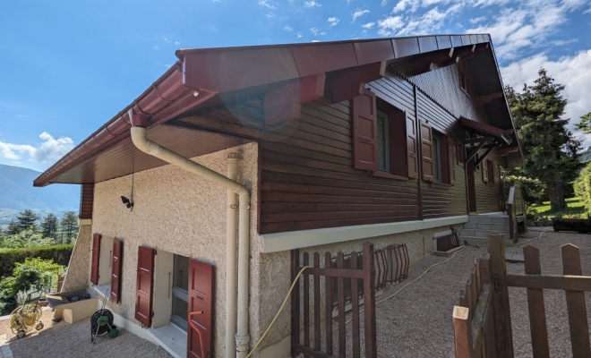 Rénovation des boiseries d'un chalet en peinture et lasure sur Saint-Baldolph 