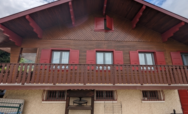 Rénovation des boiseries d'un chalet en peinture et lasure sur Saint-Baldolph 