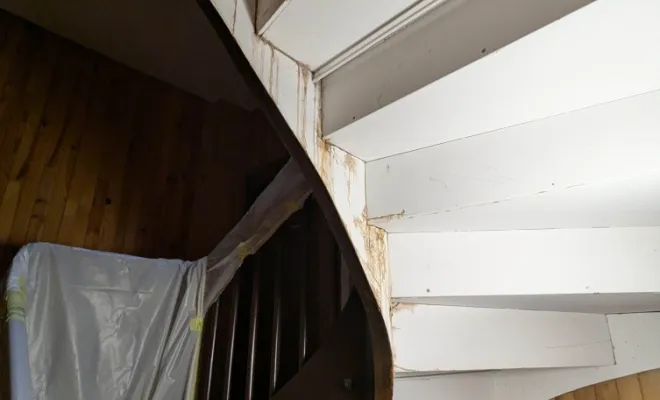 Rénovation de la sous-face en bois d'une montée d'escalier en copropriété à Chambéry