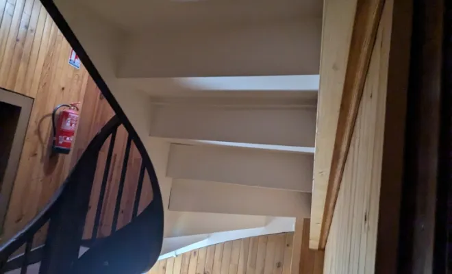 Rénovation de la sous-face en bois d'une montée d'escalier en copropriété à Chambéry